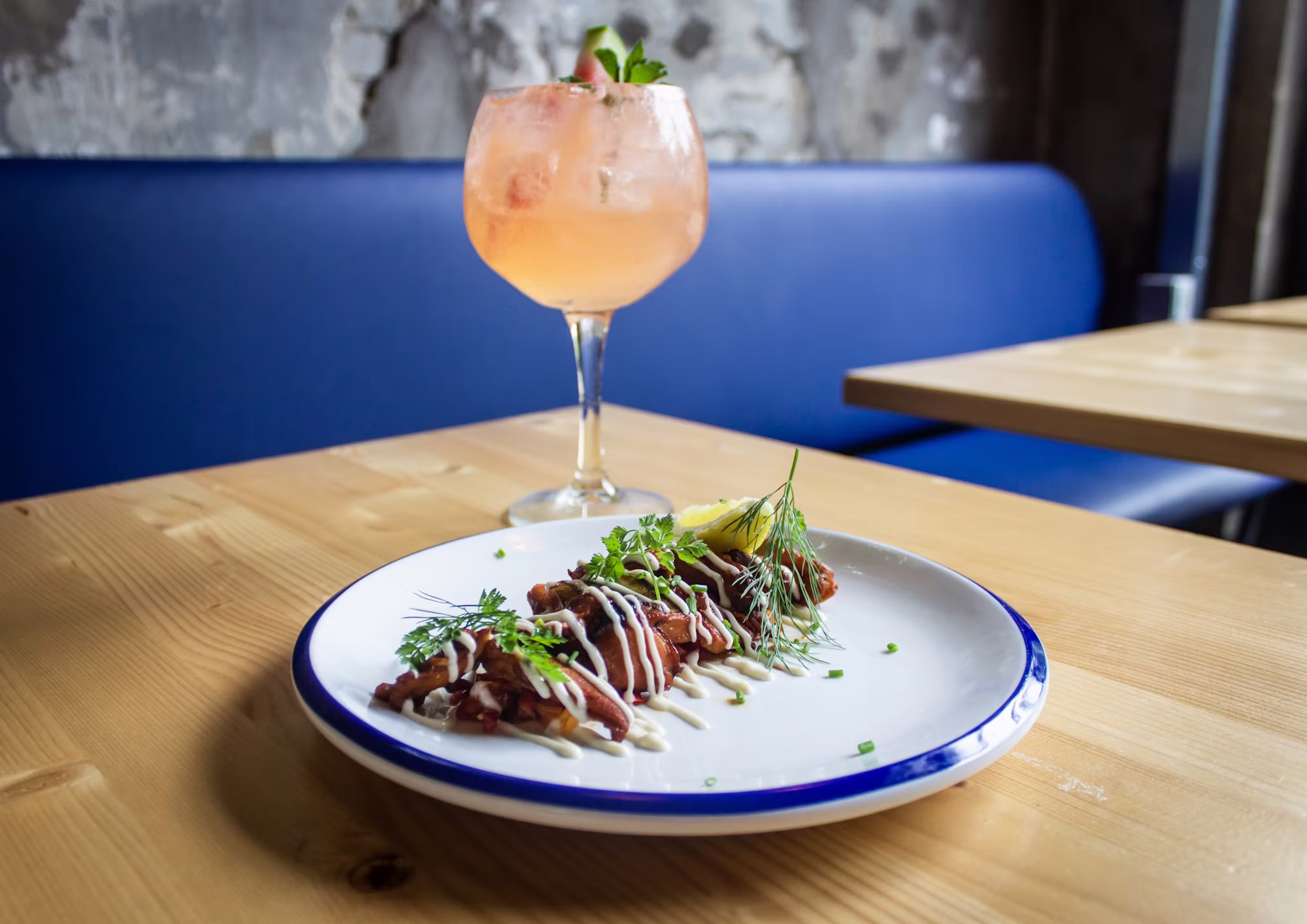 הקסם של קפה ספרים: מקלט לקוראים וחולמים